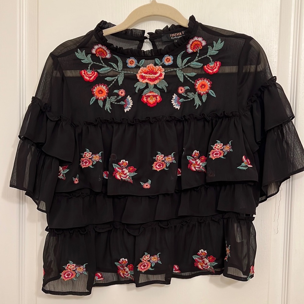 BEAUTIFUL Flower embroidered top